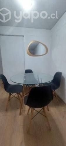 Comedor mesa vidrio con 4 sillas Eames negra