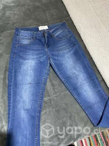 Ropa juvenil en buen estado