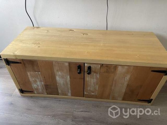 Mueble de madera con diseño vintage