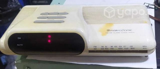 Radio reloj antigua