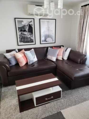 silla y mesa de centro.