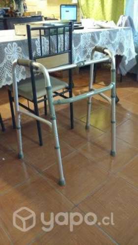 Andador plegable para personas con discapacidad
