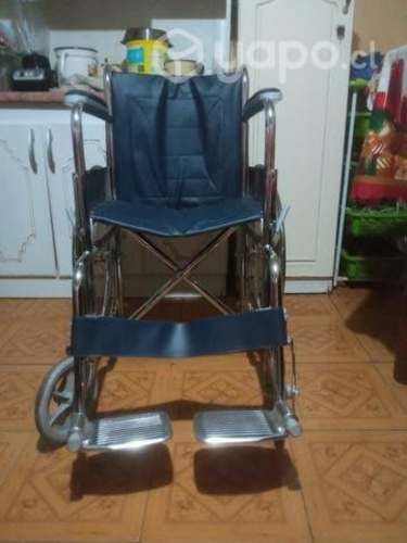 Silla de ruedas con muletas nuevas
