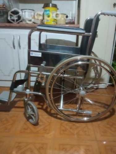 Silla de ruedas con muletas nuevas