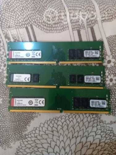 Tres memorias ddr4 de 8 gigas cada una