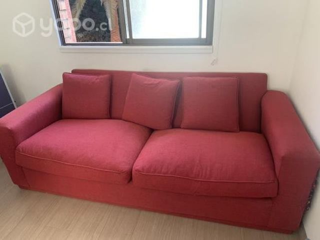 Sillón rojo con cojines