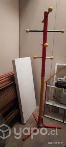 Repisas y perchero infantil