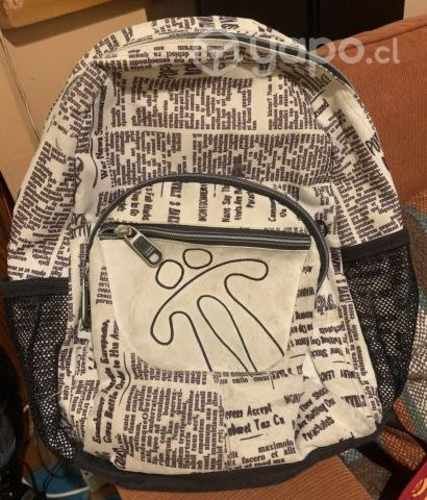 Mochila blanca y negra totto
