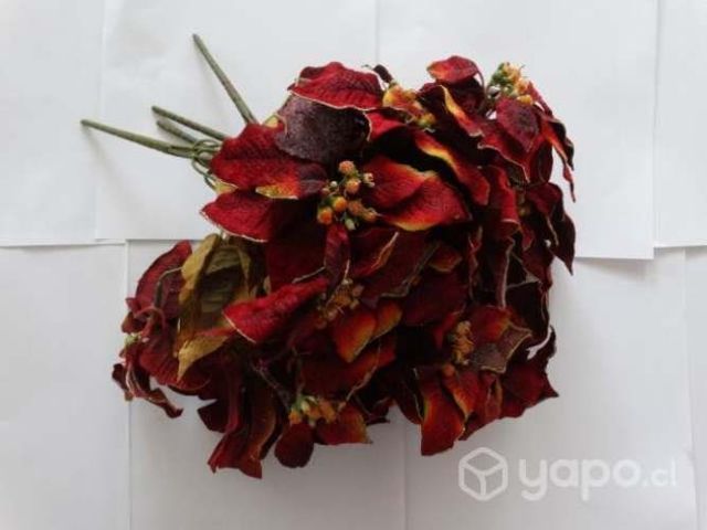 Flores rojas falsas