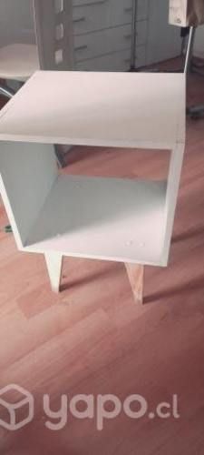 Hermoso velador full moda, patas madera nuevo