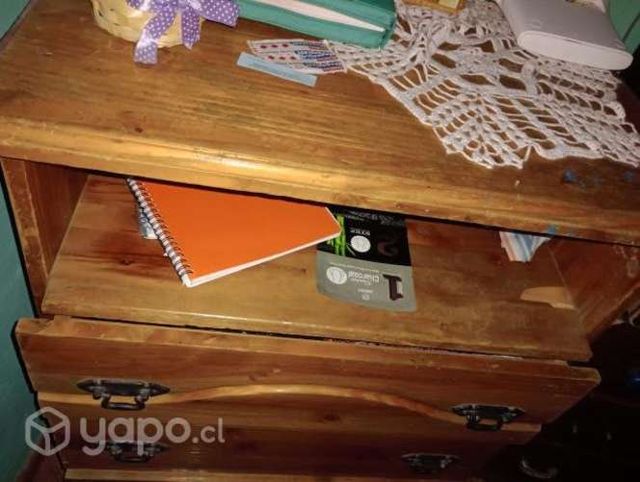 Comoda antigua con manillas de bronce