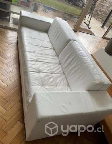 Sofá 3 cuerpos de cuero color blanco. Buen estado