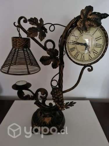 Lámpara candelabro con reloj incorporado