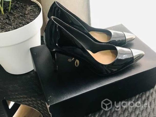 Calzado negro con punta plateada