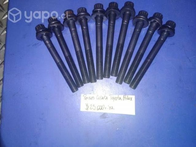 Juego de pernos culata Toyota Hilux 2.5 2013