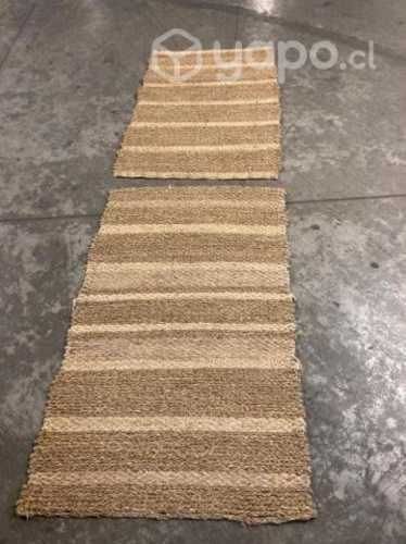Alfombra listada. Hay 2 disponibles