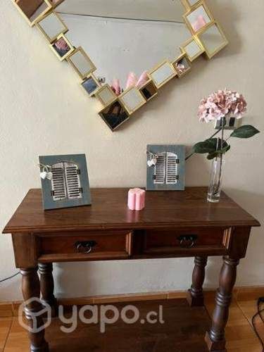 Arrimo de madera, silla de auto, lámpara