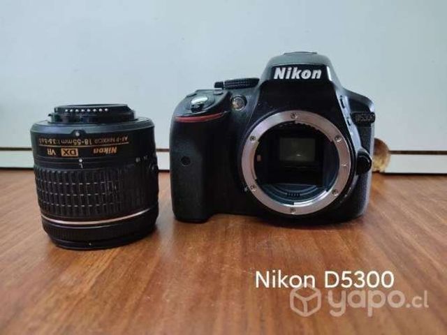Camara Nikon D5300 con lente 18-55