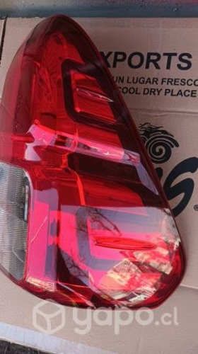 Foco derecho Hilux 2016-2022 original impecable