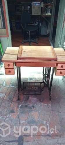Máquina de coser Singer con mueble