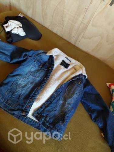 Chaqueta de mezclilla azul con chiporro