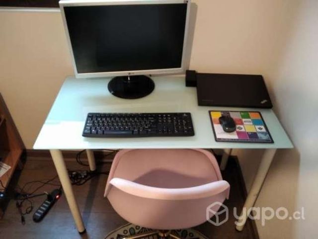 Escritorio de cristal y silla de estudio