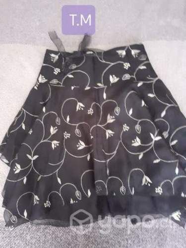 Falda negra con flores T.M