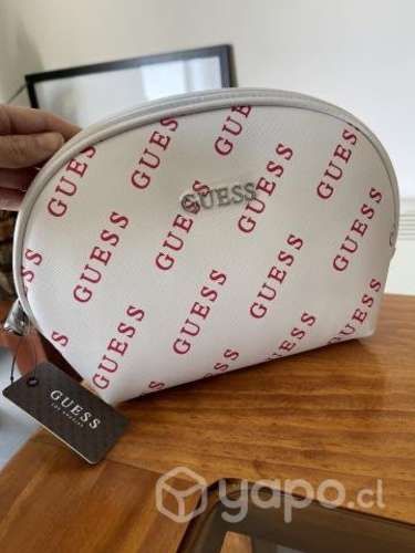 Cosmetiquero Guess nuevo.