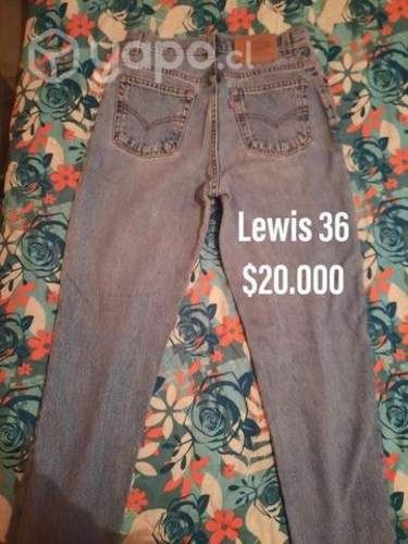 Jeans, botines, poleron, juguete