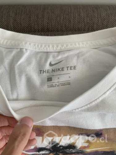Polera casi nueva Nike talla L