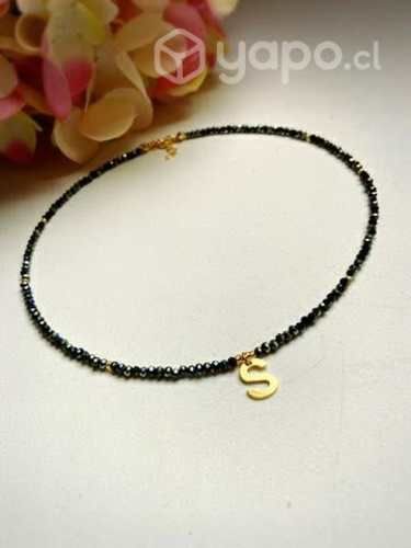 Collar corto con inicial