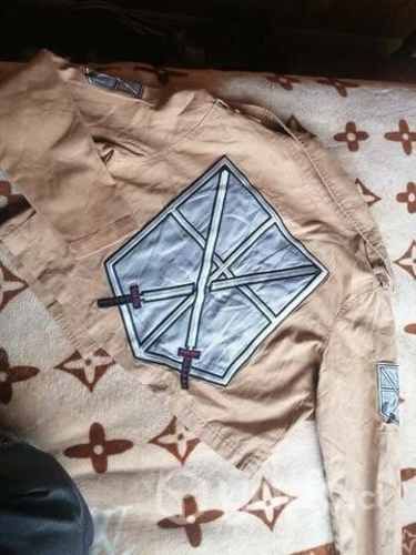 parka anime guerra de titanes