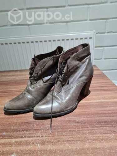 Botines con cordones