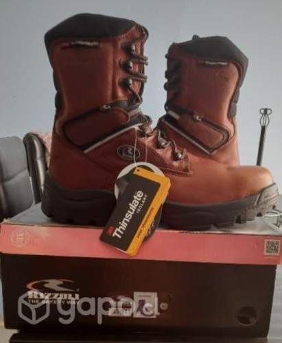 Zapatos de seguridad nuevos