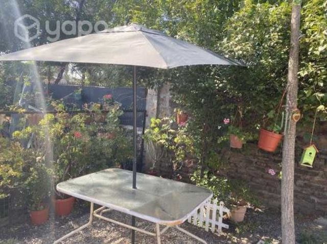 Mesa de vidrio con quitasol para Terraza