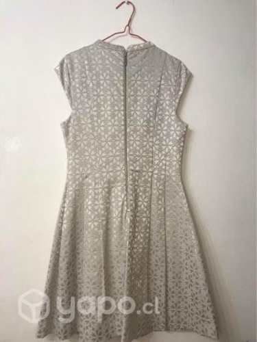 Vestido blanco/plata con un bello diseño marca oas