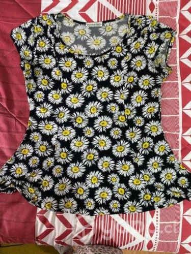 Polera floreada elasticada talla M