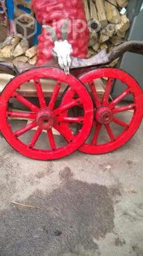 Par de ruedas antiguas de madera