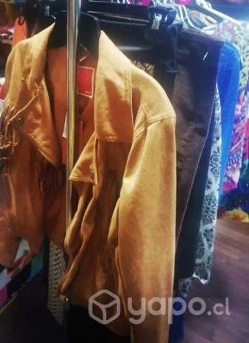 Mucha ropa moderna exclusiva, im