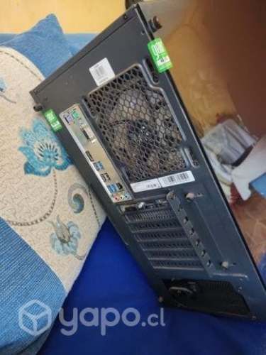 Computadora gamer con monitor