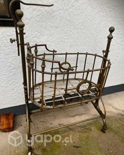 Antigua cuna de Bronce C. 1900 Europea Providencia