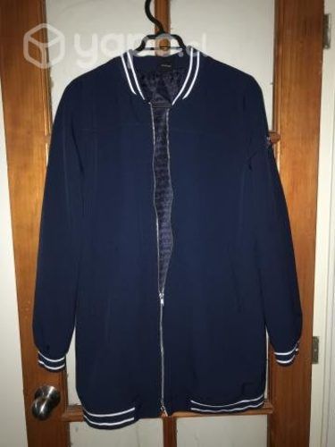 Chaqueta azul estilo universitario