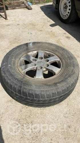 llanta con neumáticos