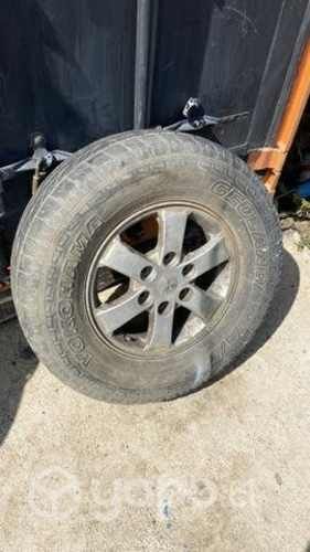 llanta con neumáticos