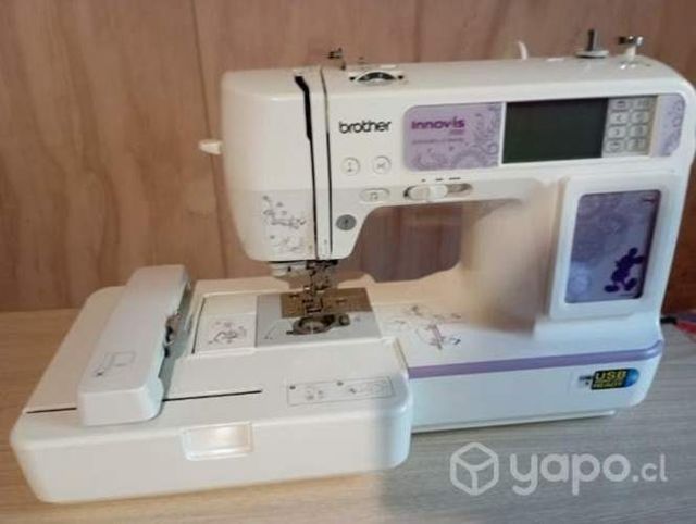 Máquina bordadora funcionando en buen es