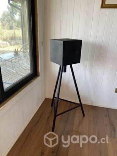 Plinto de fierro negro con base giratoria