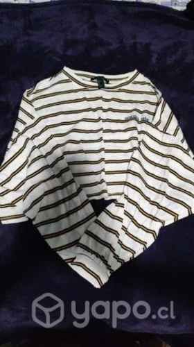 Poleras, polerones y chalecos juveniles.