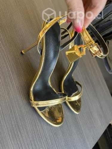 Sandalias doradas con tacón 8.5 nuevas