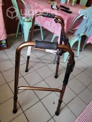 Burrito para adulto mayor con bastones ortopédicos