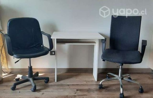 Mesa de escritorio y sillas